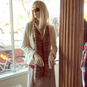 BURBERRY 💯% LAMBSWOOL SIGNATURE SCARF